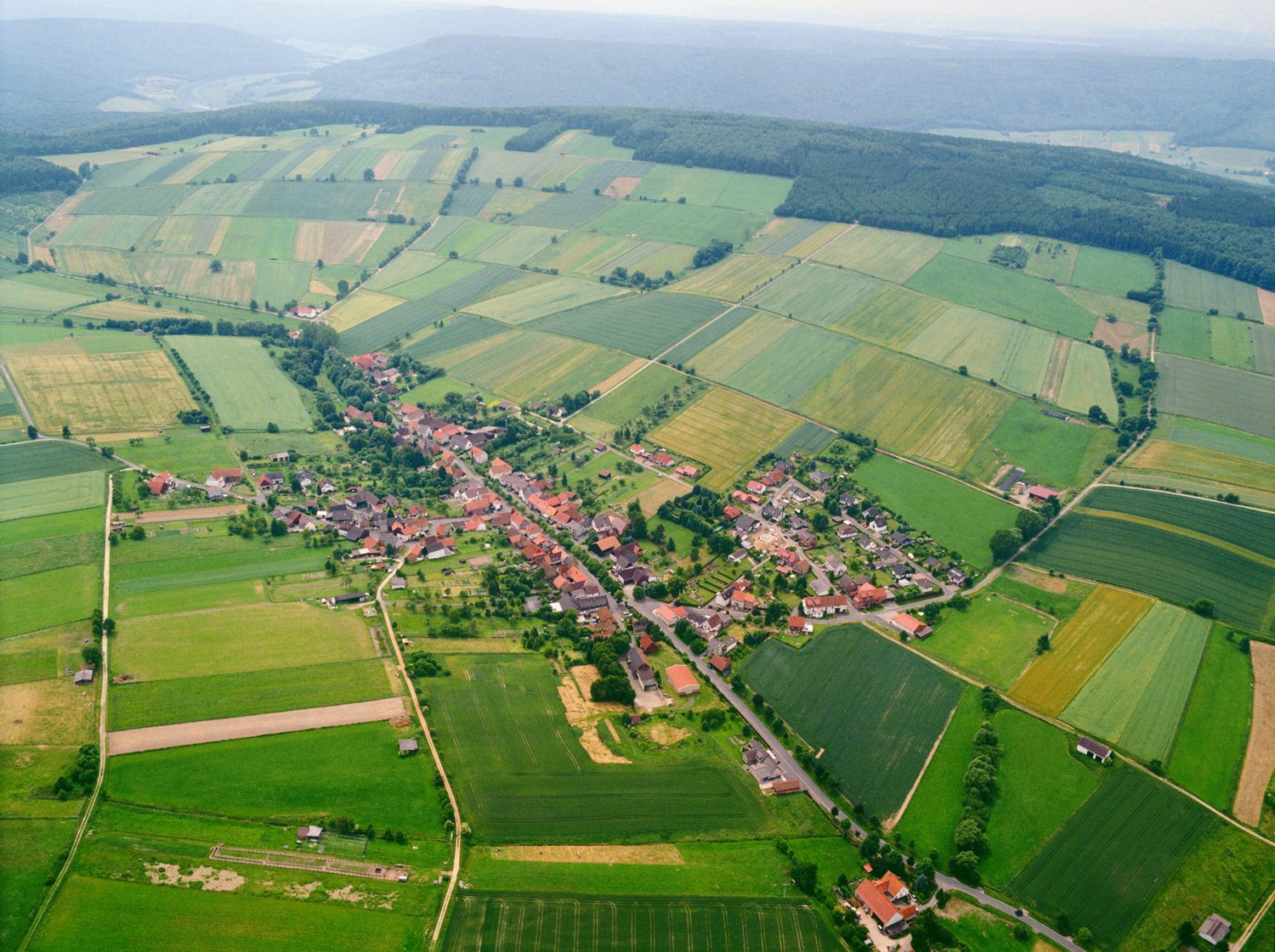 Fürstenhagen - Blick nach Südwesten über den Schiffberg über das Wesertal bis zum Reinhardswald
