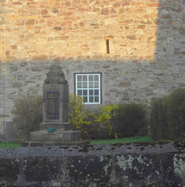 Denkmal vor der Kirche