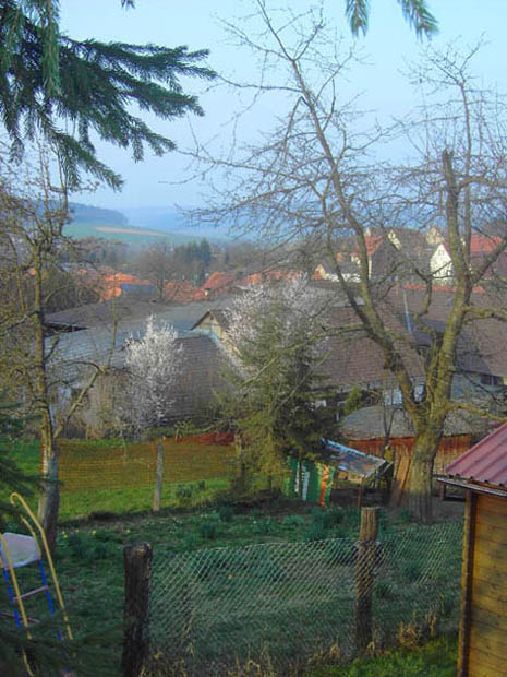 Dorfblick von Südwesten - links weit entfernt der Lichtenberg über Heisebeck