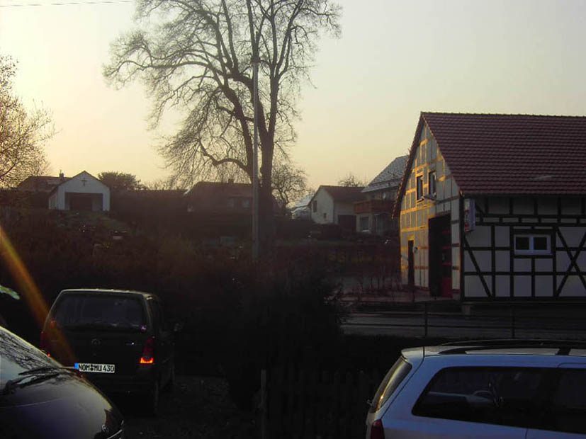 Abendstimmung im Dorf - im Hintergrund der Friedhof