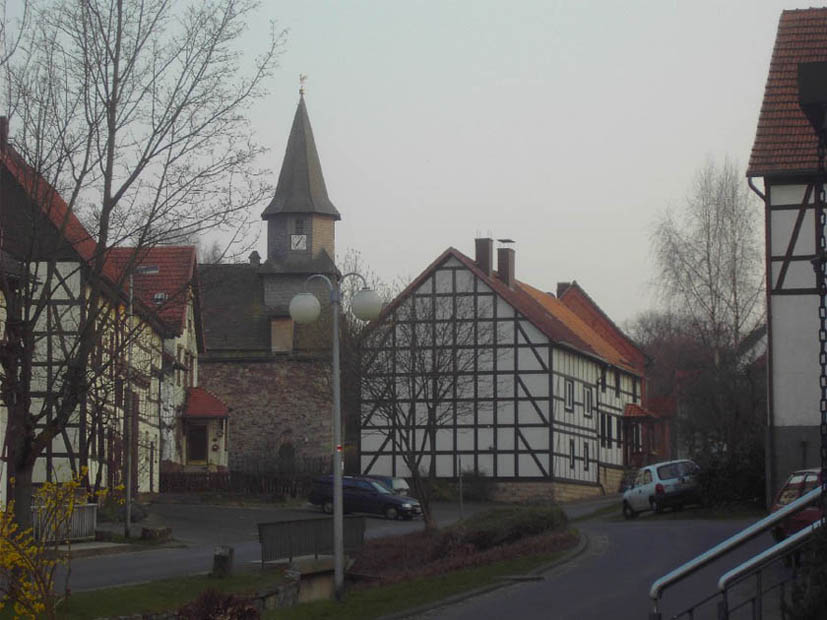 Ahornallee - Blick nach Süden zur Kirche